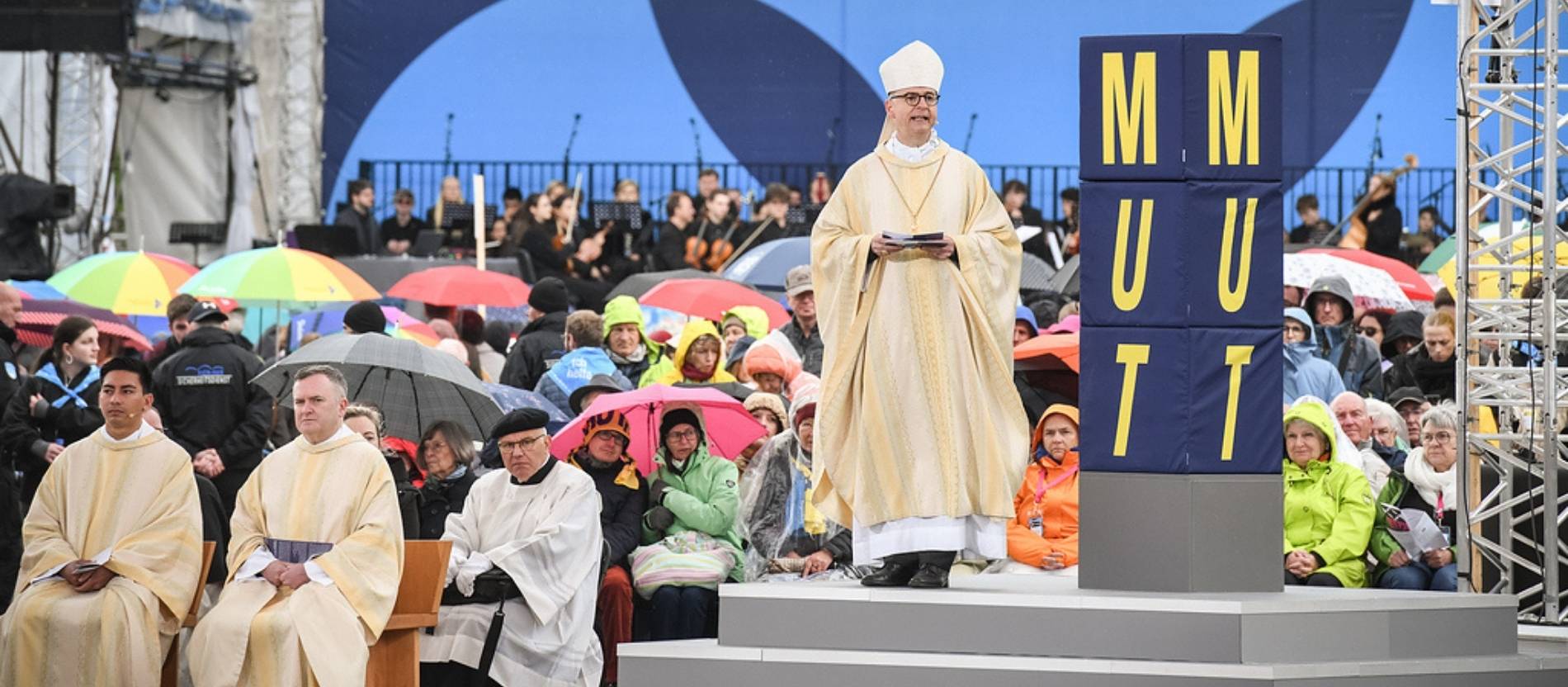 Franz Jung, Bischof von Würzburg, zelebriert den Gottesdienst im Regen.