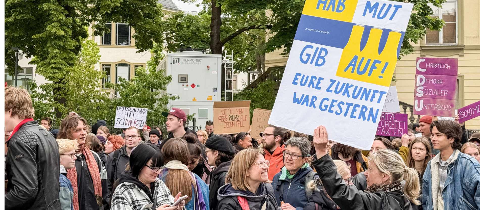 Demonstration mit Kundgebung gegen die Politik von Bundeskanzler Friedrich Merz beim 104. Katholikentag am 15. Mai 2026 in Würzburg.