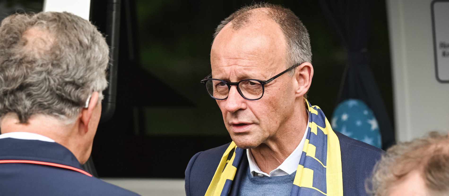 Bundeskanzler Friedrich Merz im Gespräch mit Menschen beim 104. Katholikentag am 15. Mai 2026 in Würzburg.