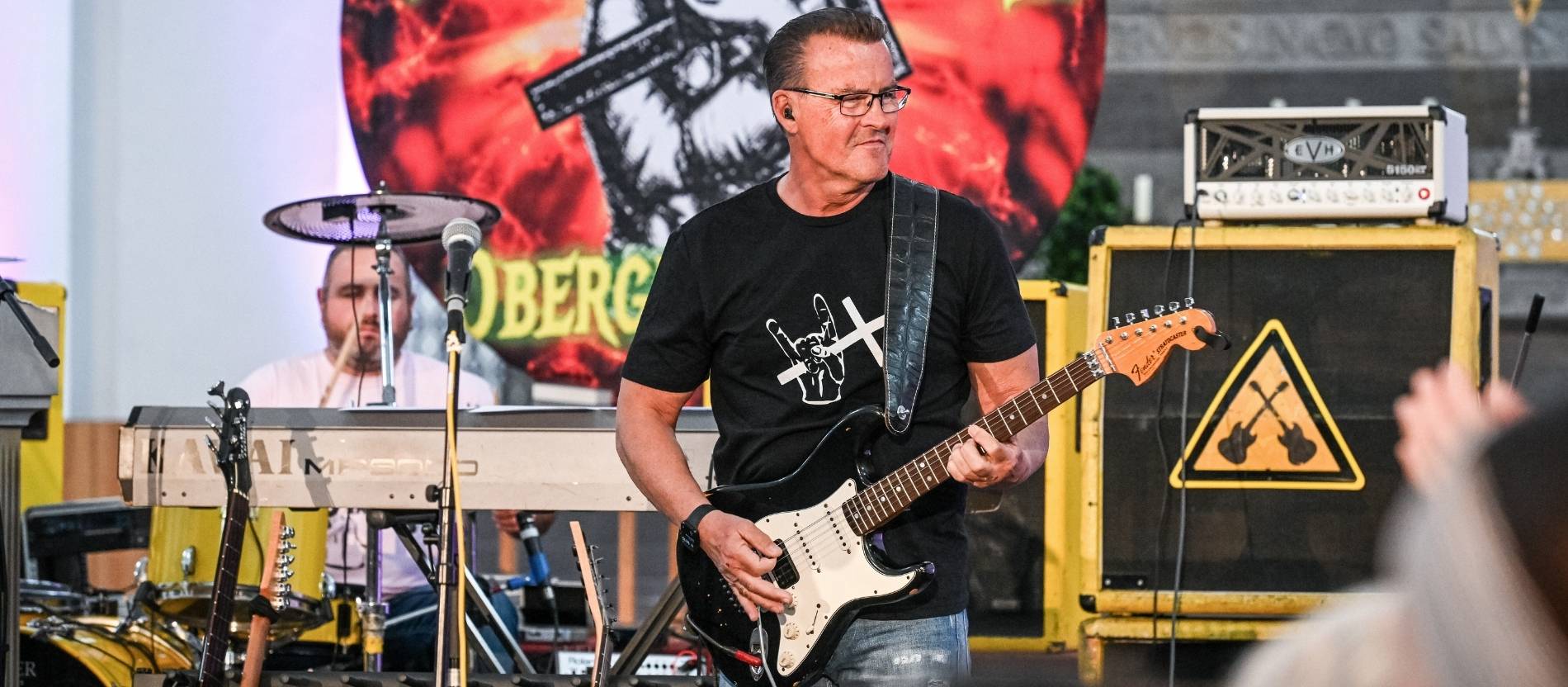 Ein Gitarrist spielt beim Heavy-Metal-Gottesdienst auf dem Katholikentag