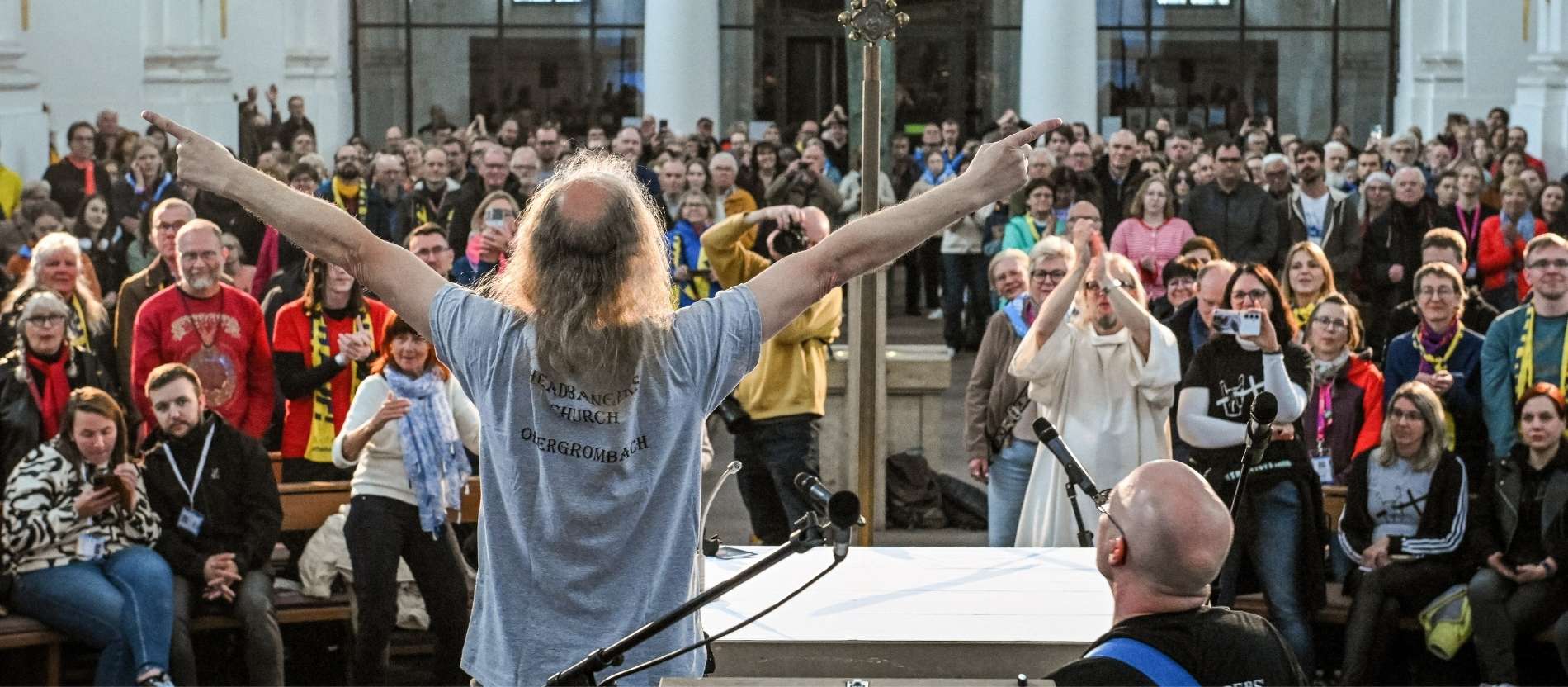 Heavy-Metal-Gottesdienst in einer Kirche beim Katholikentag