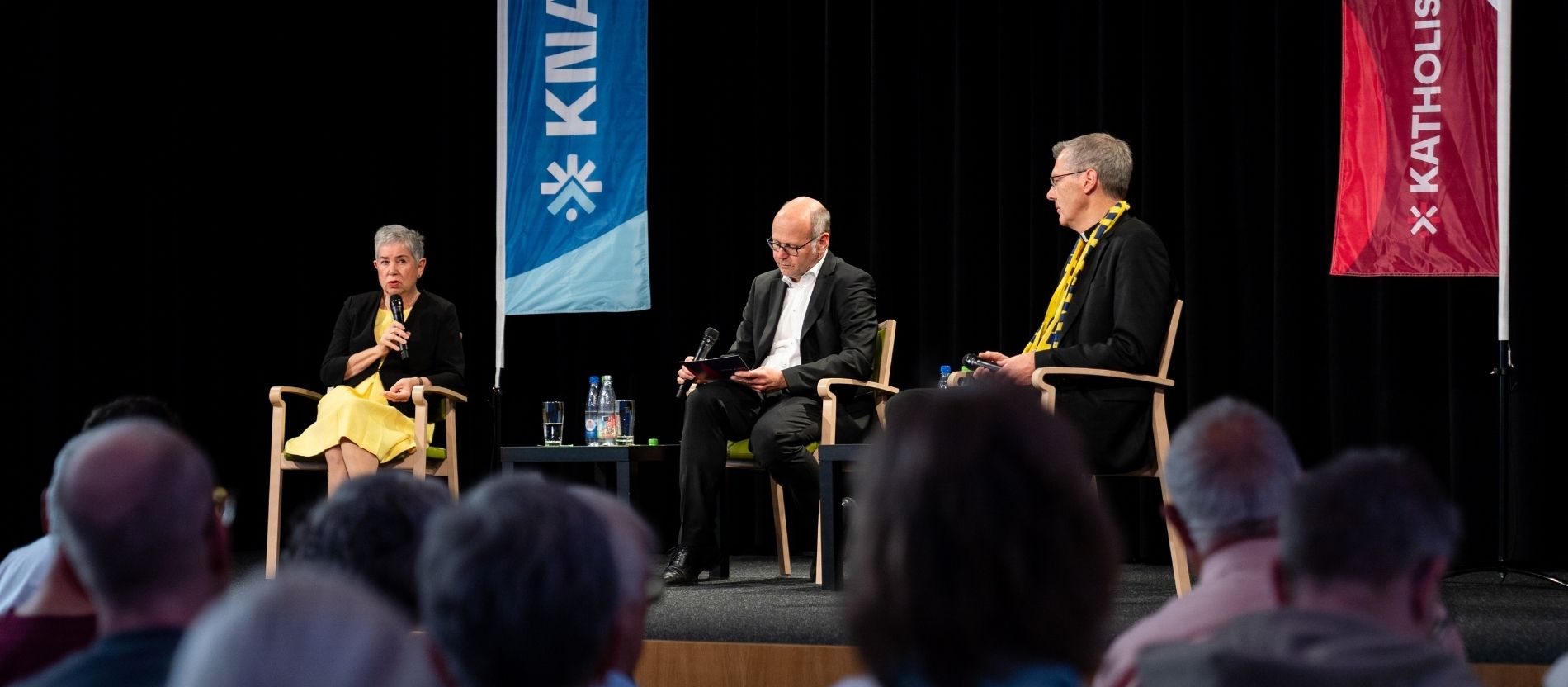 Irme Stetter-Karp und Bischof Heiner Wilmer sprechen auf einem Podium