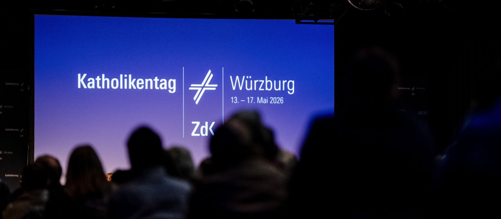 Das Logo des Würzburger Katholikentags auf einer Leinwand