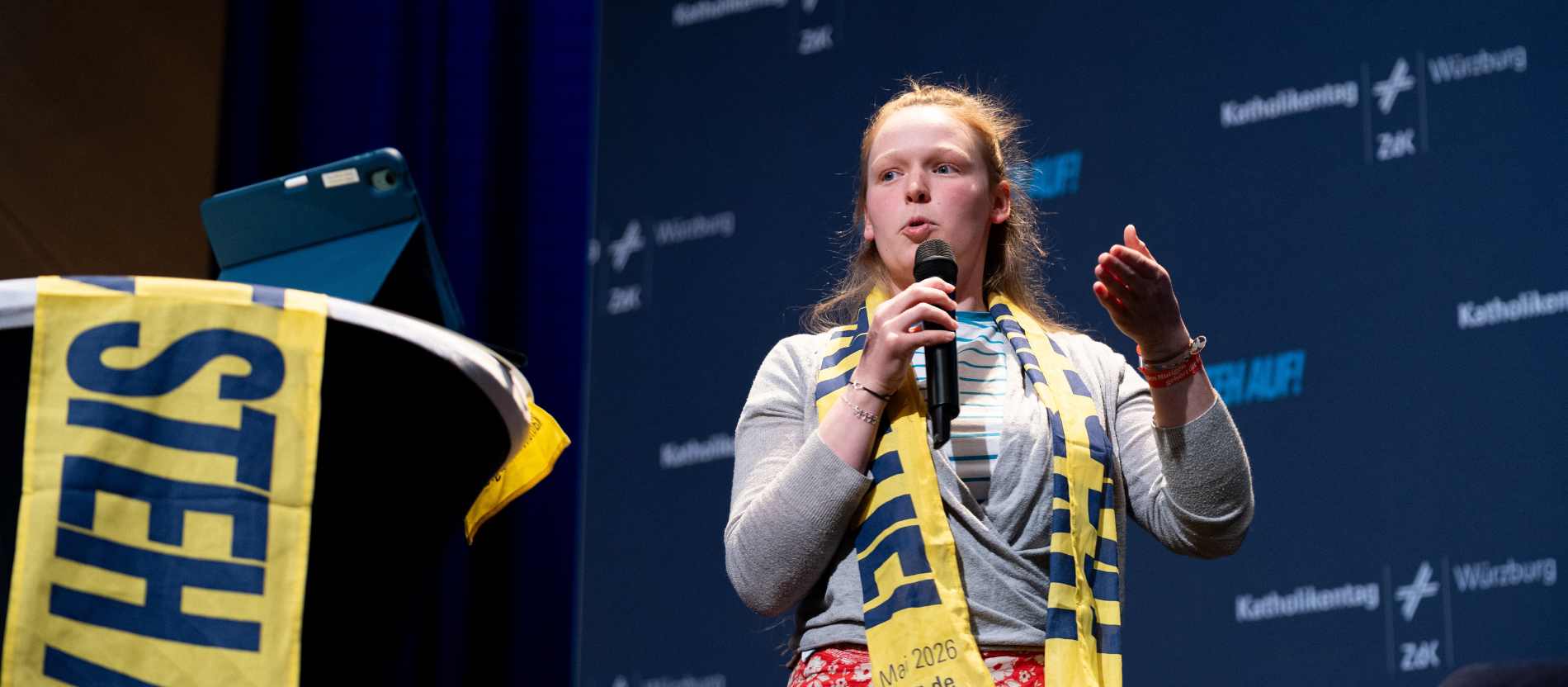 Finja Miriam Weber, Theologiestudentin und Mitglied der Synodalversammlung, beim Podium zu Synodalität als Strukturprinzip der Kirche