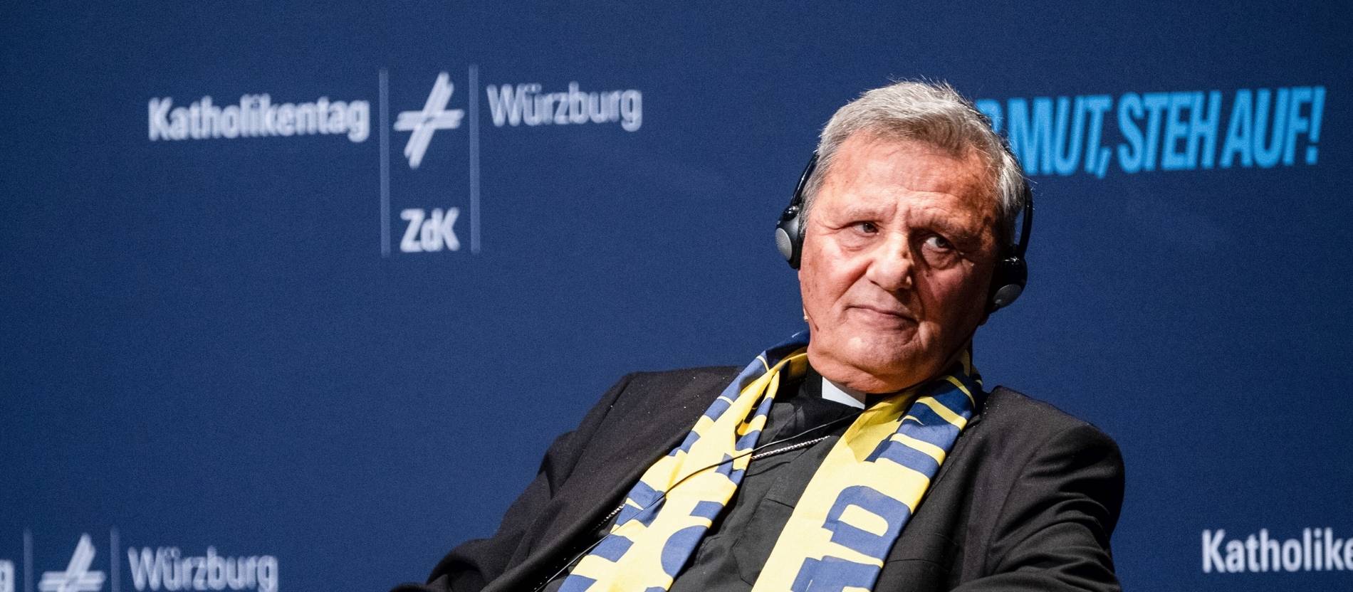 Kurienkardinal Mario Grech hört zu bei einer Podiumsdiskussion auf dem Katholikentag