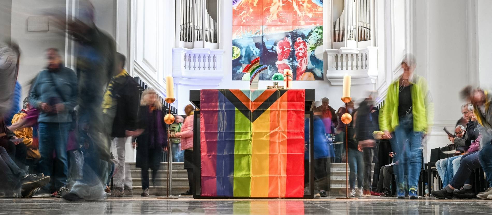 Regenbogenfahne am Altar bei einem Queergottesdienst