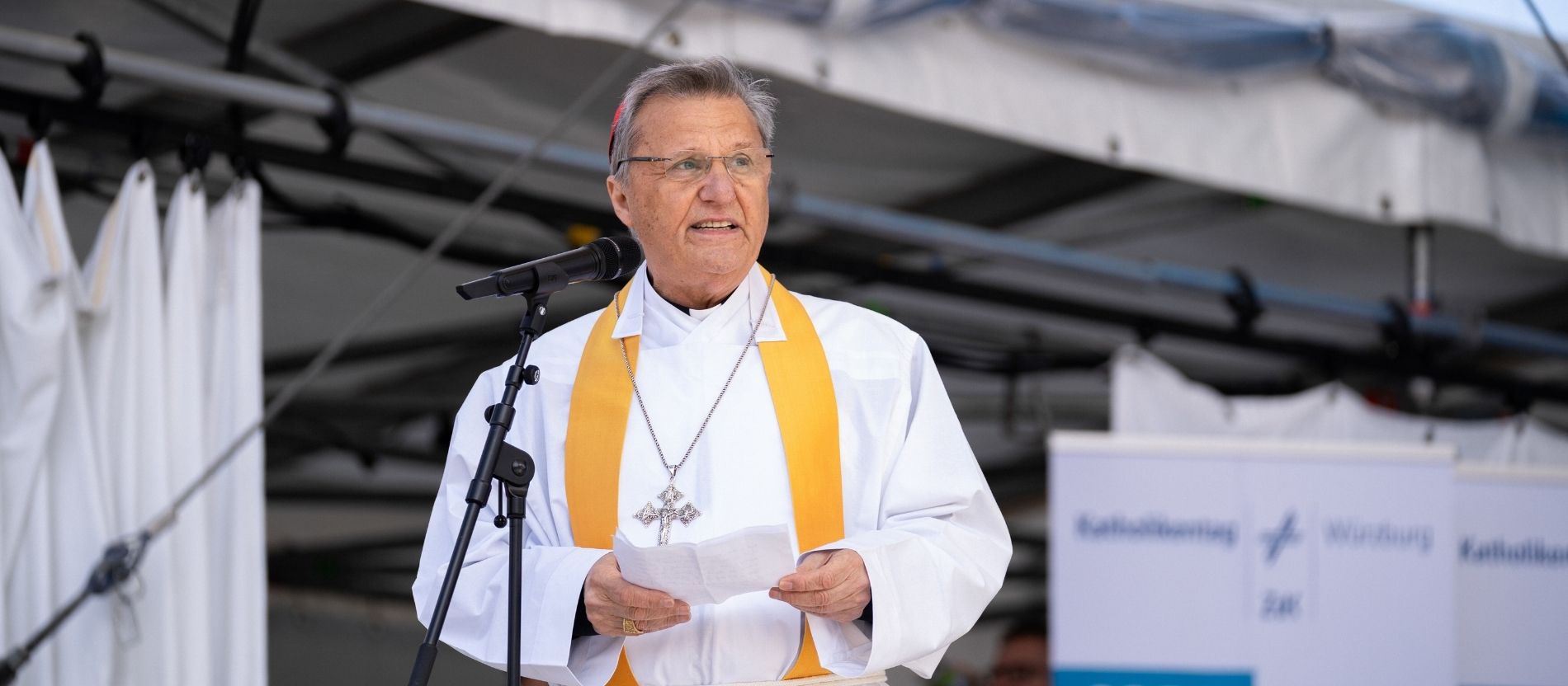 Kardinal Mario Grech spricht beim Abschlussgottesdienst auf dem Katholikentag in Würzburg