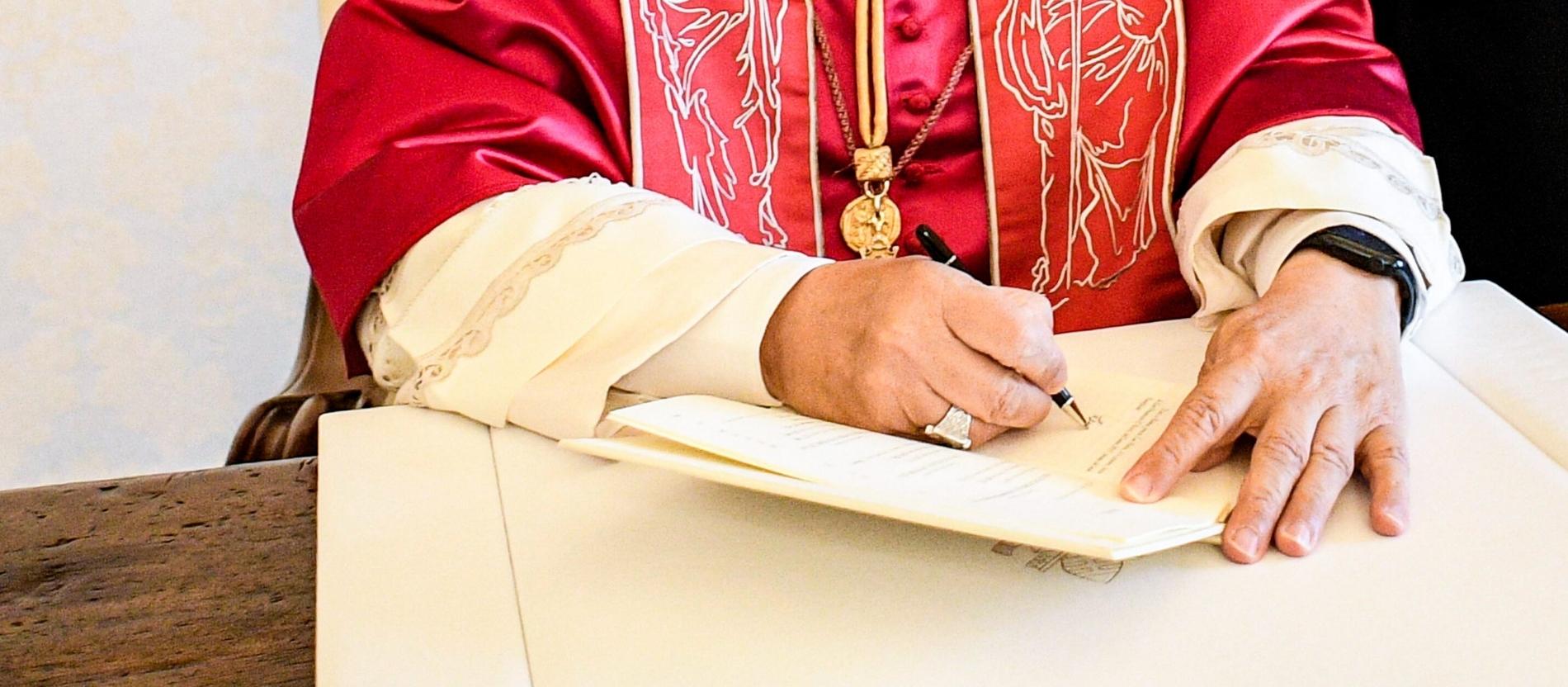 Papst Leo XIV. unterzeichnet das Apostolische Schreiben "Dilexi te"