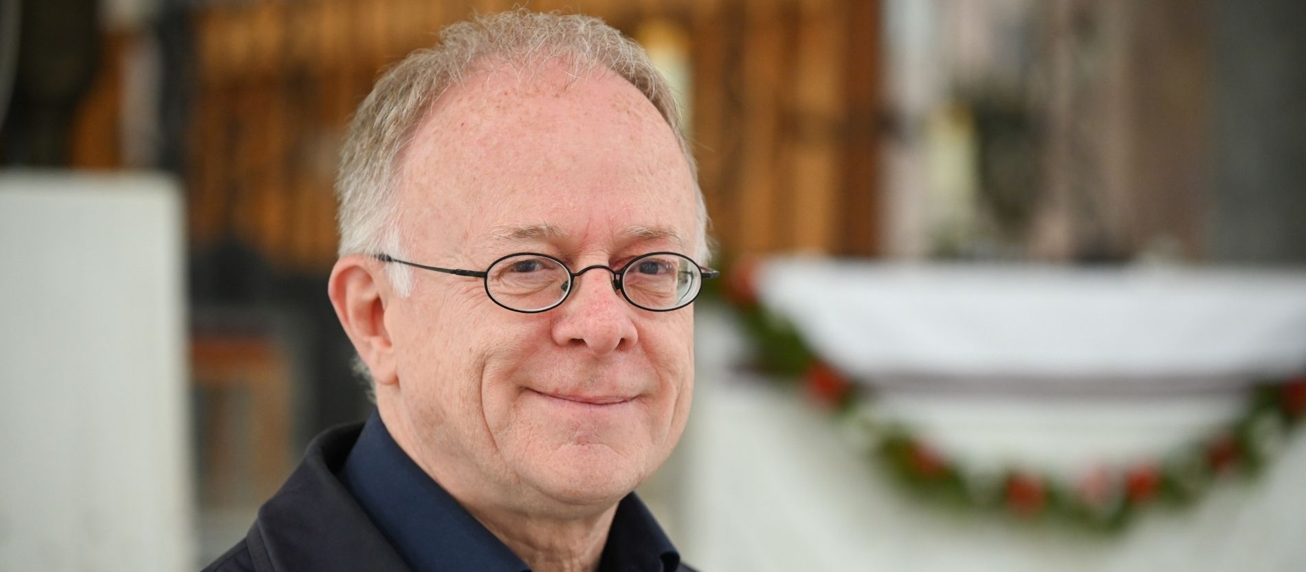Jesuitenpater Jörg Alt vor dem Altar im St. Blasier Dom
