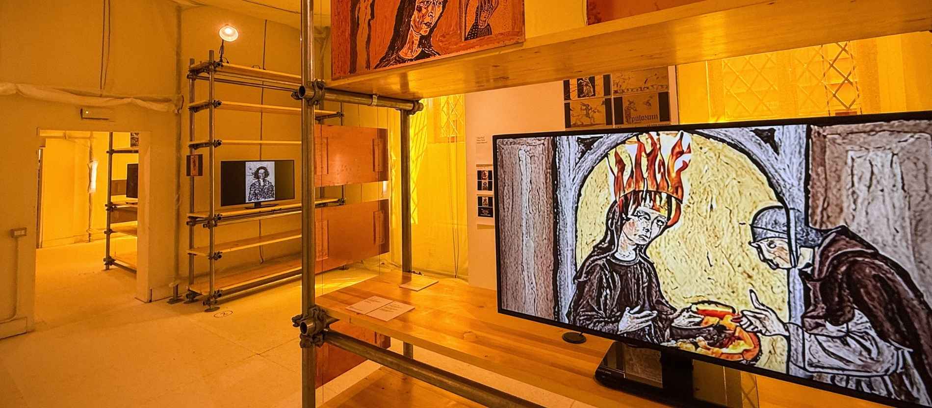 Blick in die Ausstellung von Alexander Kluge im Vatikan-Pavillon der Biennale von Venedig.