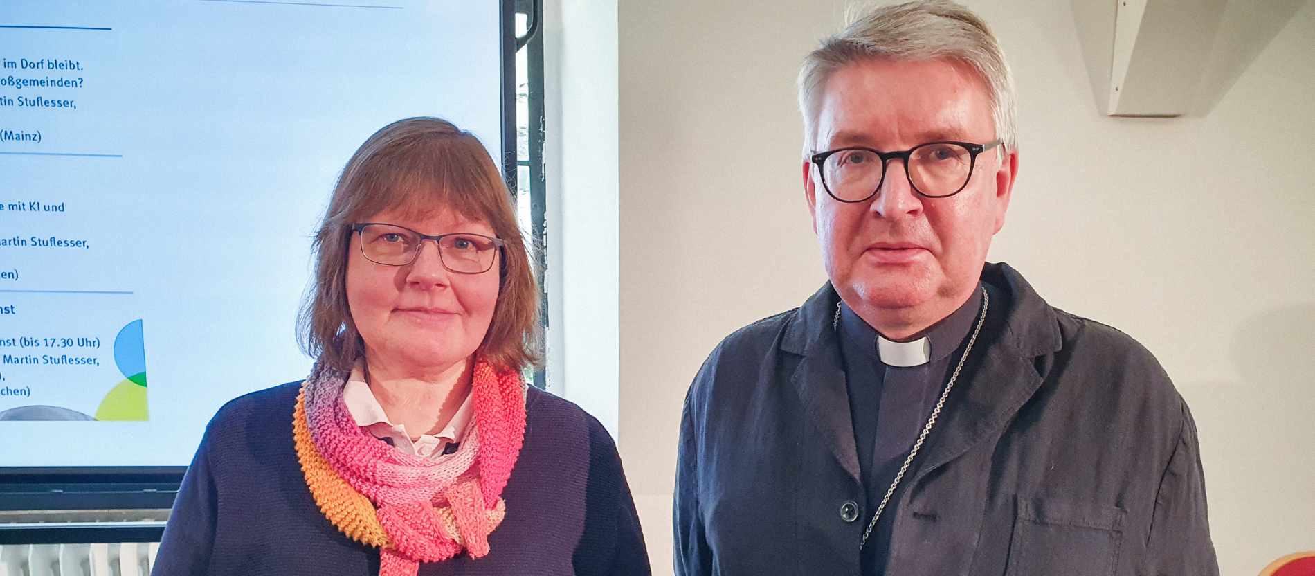Liturgiewissenschaftlerin Nikola Banach und Peter Kohlgraf, Bischof von Mainz, am 16. Mai 2026 in Würzburg.