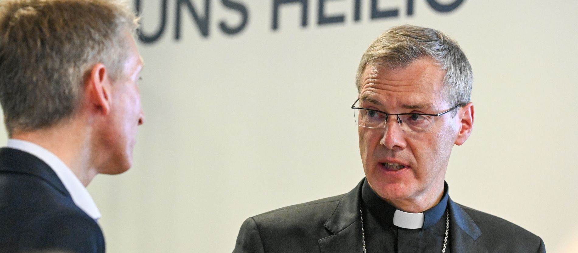 Bischof Heiner Wilmer im Gespräch