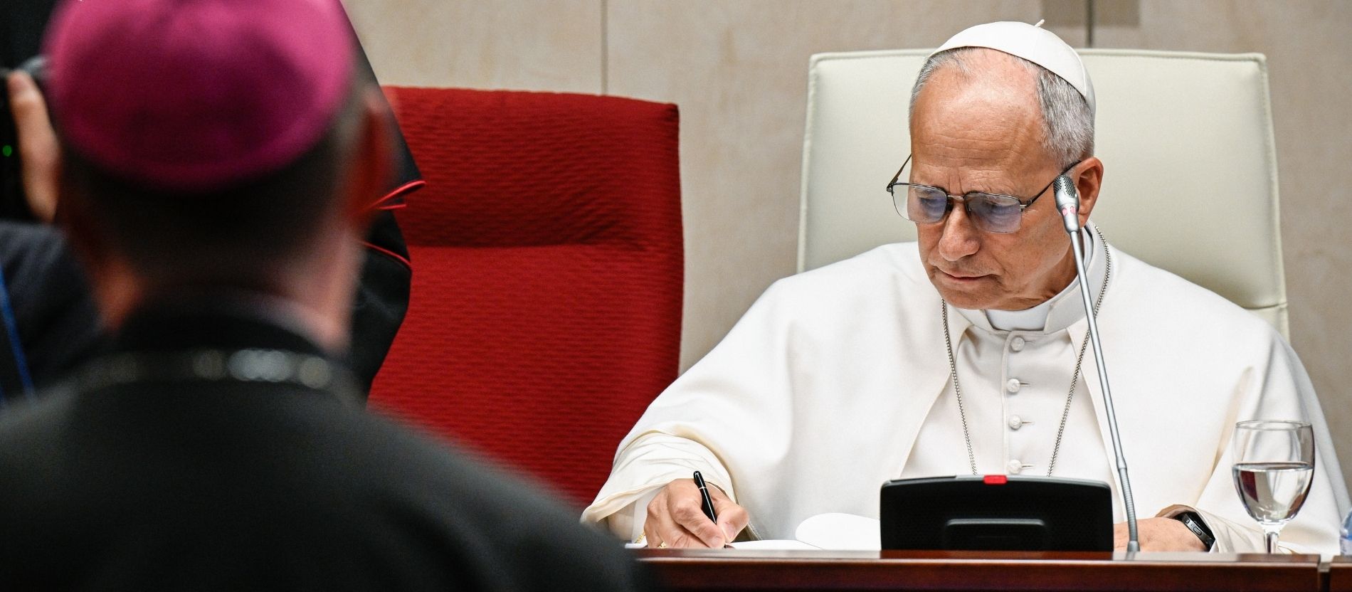 Papst Leo schreibt bei einer Begegnung mit Bischöfen