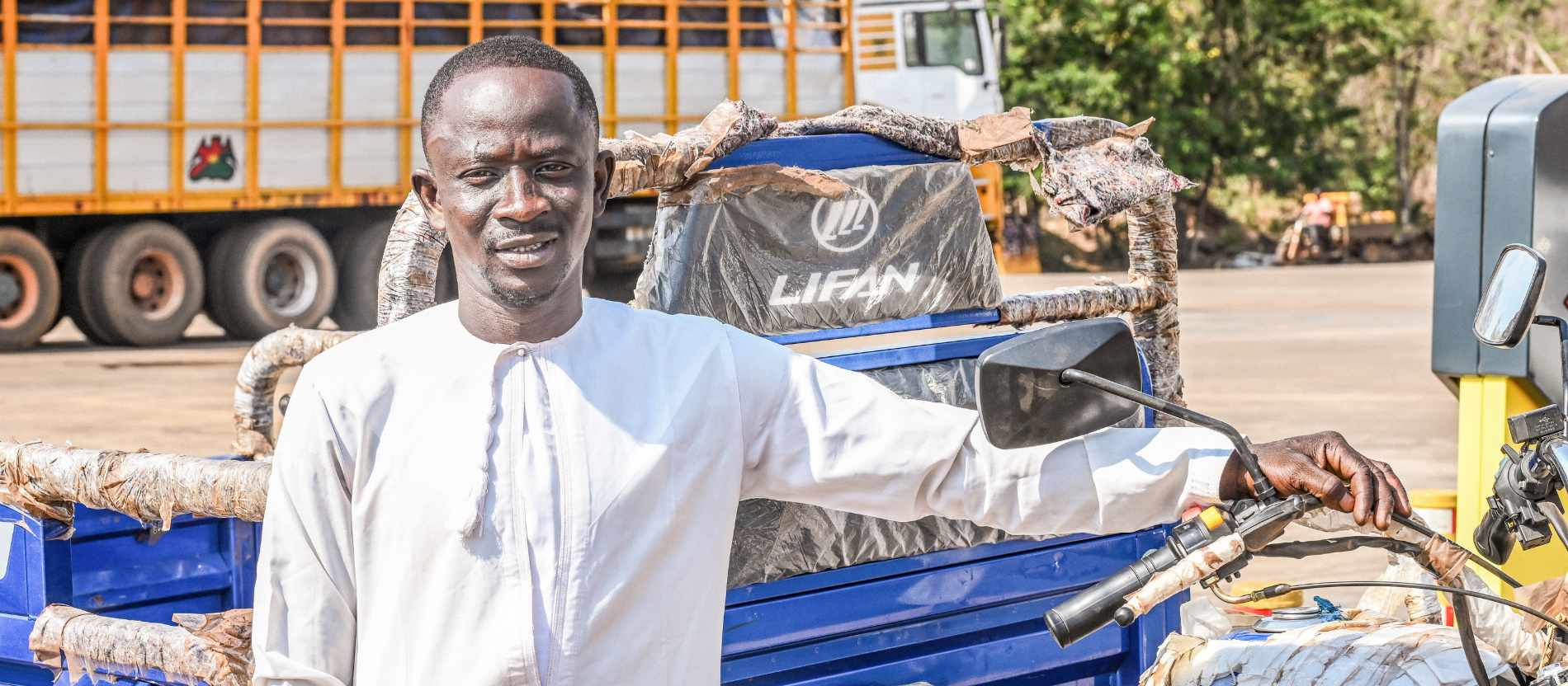 Yaro Seidu trägt sein Gewand für das Freitagsgebet am 27. März 2026 in Tamale (Ghana).
