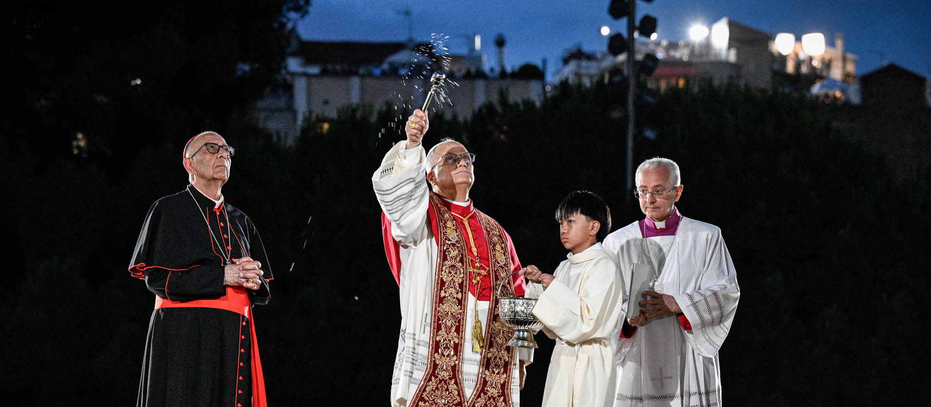 Papst Leo XIV. segnet den Christusturm an der Basilika Sagrada Família in Barcelona (Spanien) am 10. Juni 2026.