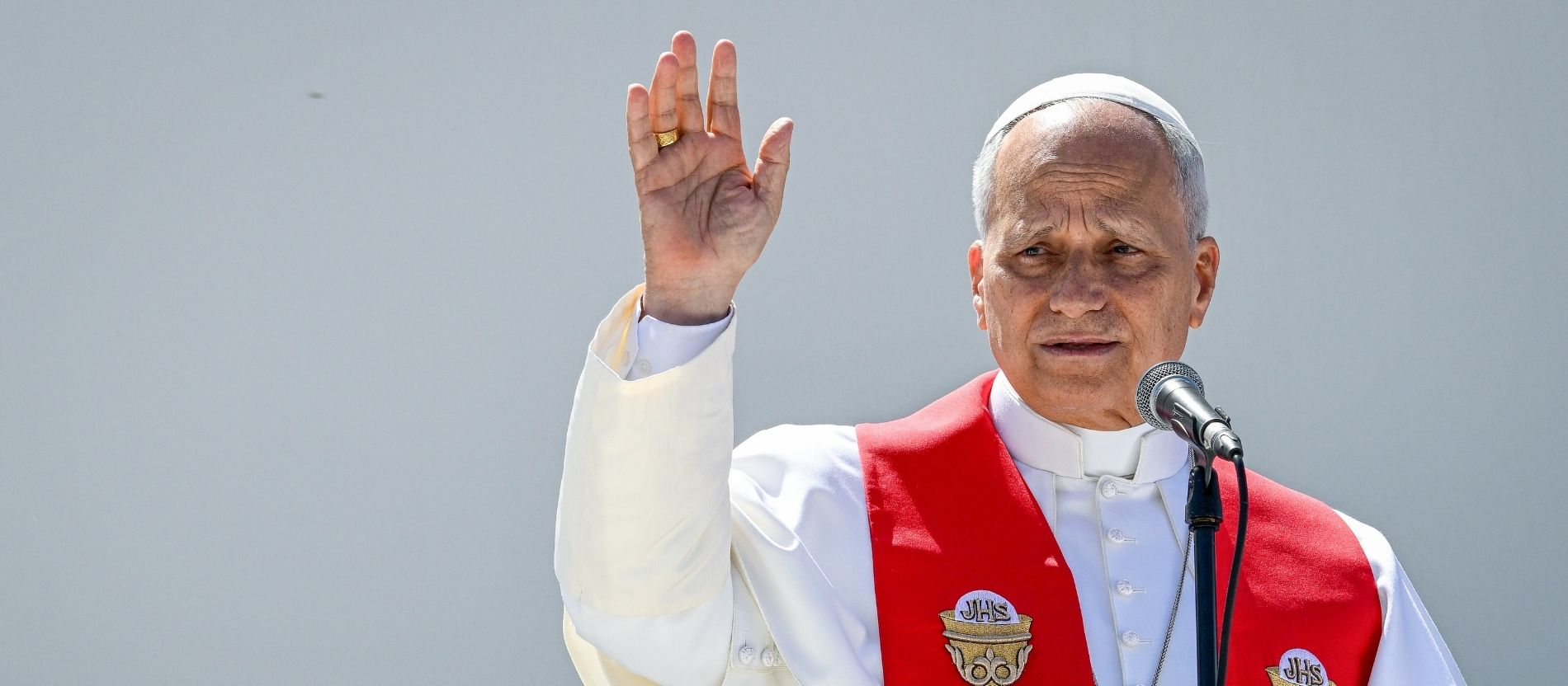 Papst Leo XIV. grüßt bei einer Begegnung mit Mitarbeitern von Integrationsdiensten