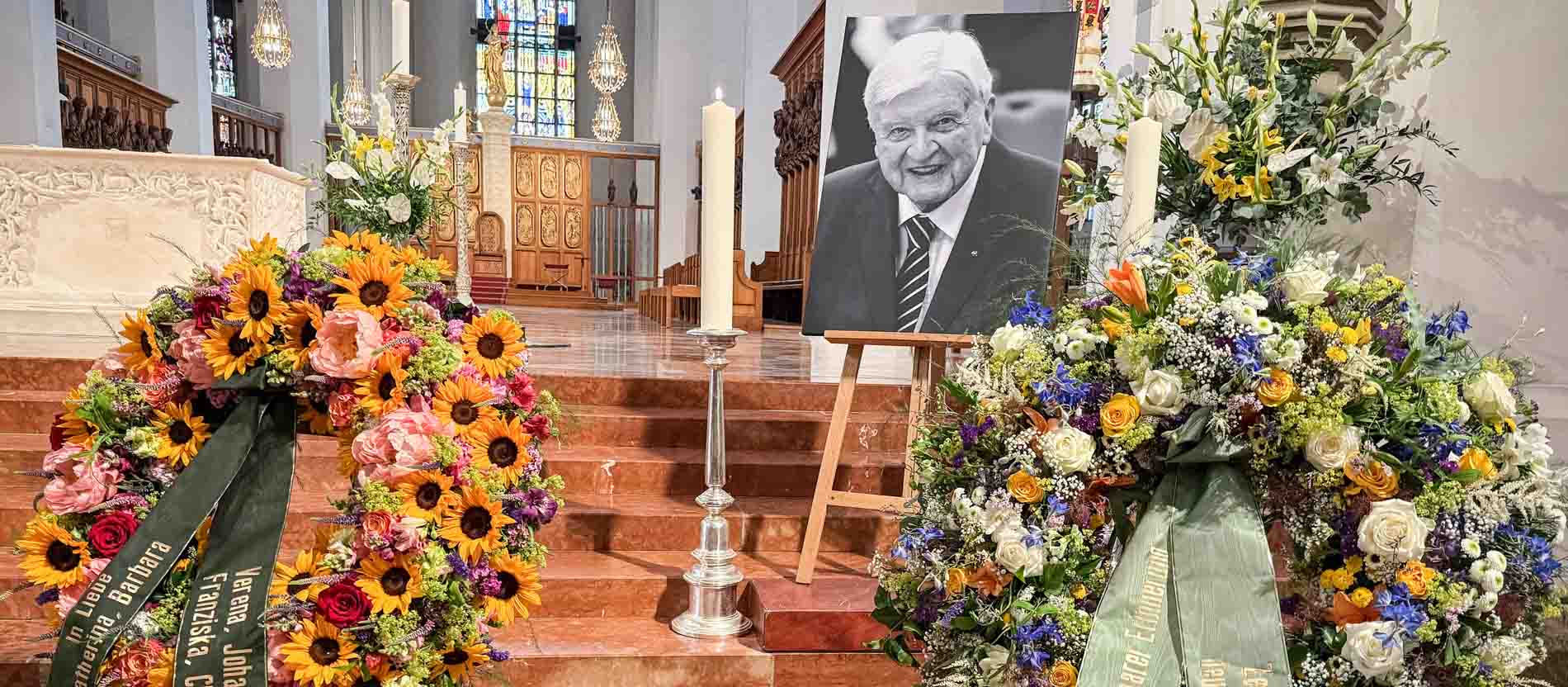 Kränze und Porträtbild des verstorbenen Hans Maier, Politikwissenschaftler und ehemaliger Präsident des Zentralkomitees der deutschen Katholiken (ZdK), am 17. Juni 2026 im Liebfrauendom in München.