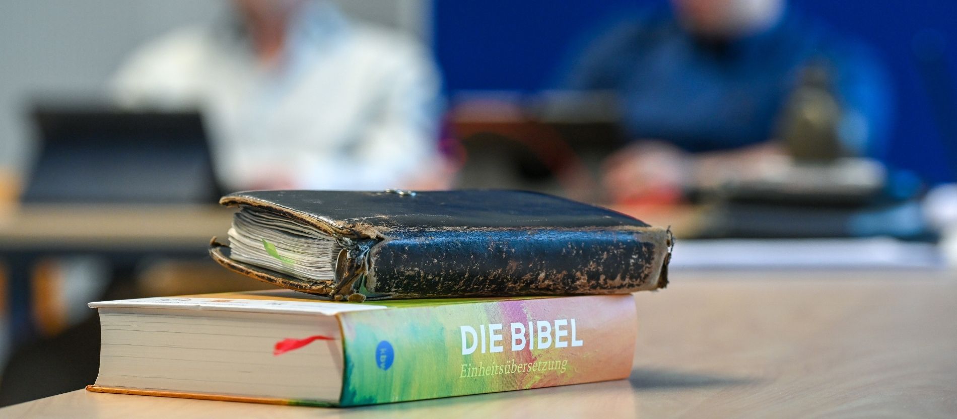 Bibel und Notizbuch auf einem Tisch