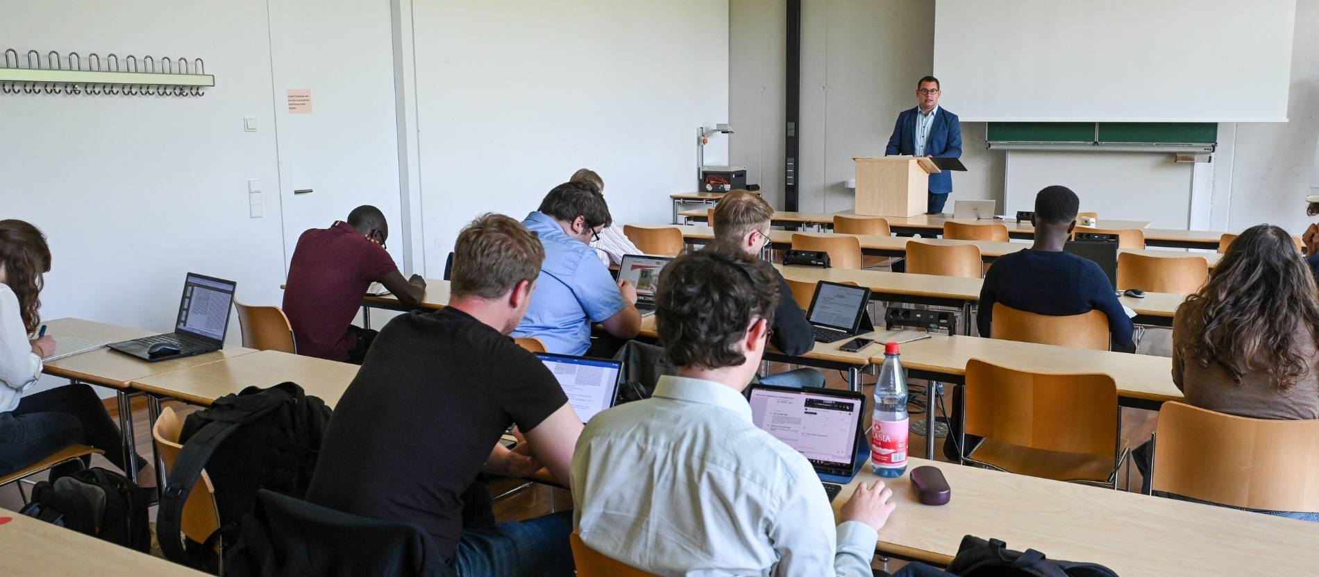 Franz-Jakob Quirin vor Studierenden bei einer Vorlesung