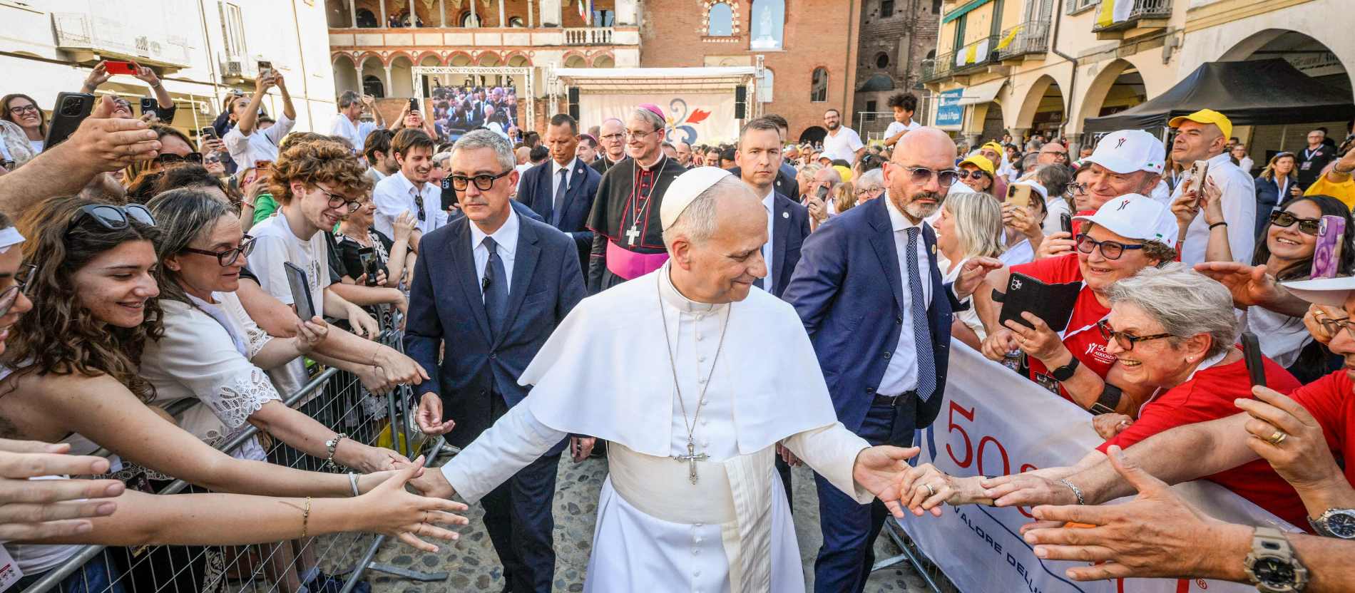 Papst Leo XIV. begrüßt Menschen am 20. Juni 2026 in Pavia (Italien).