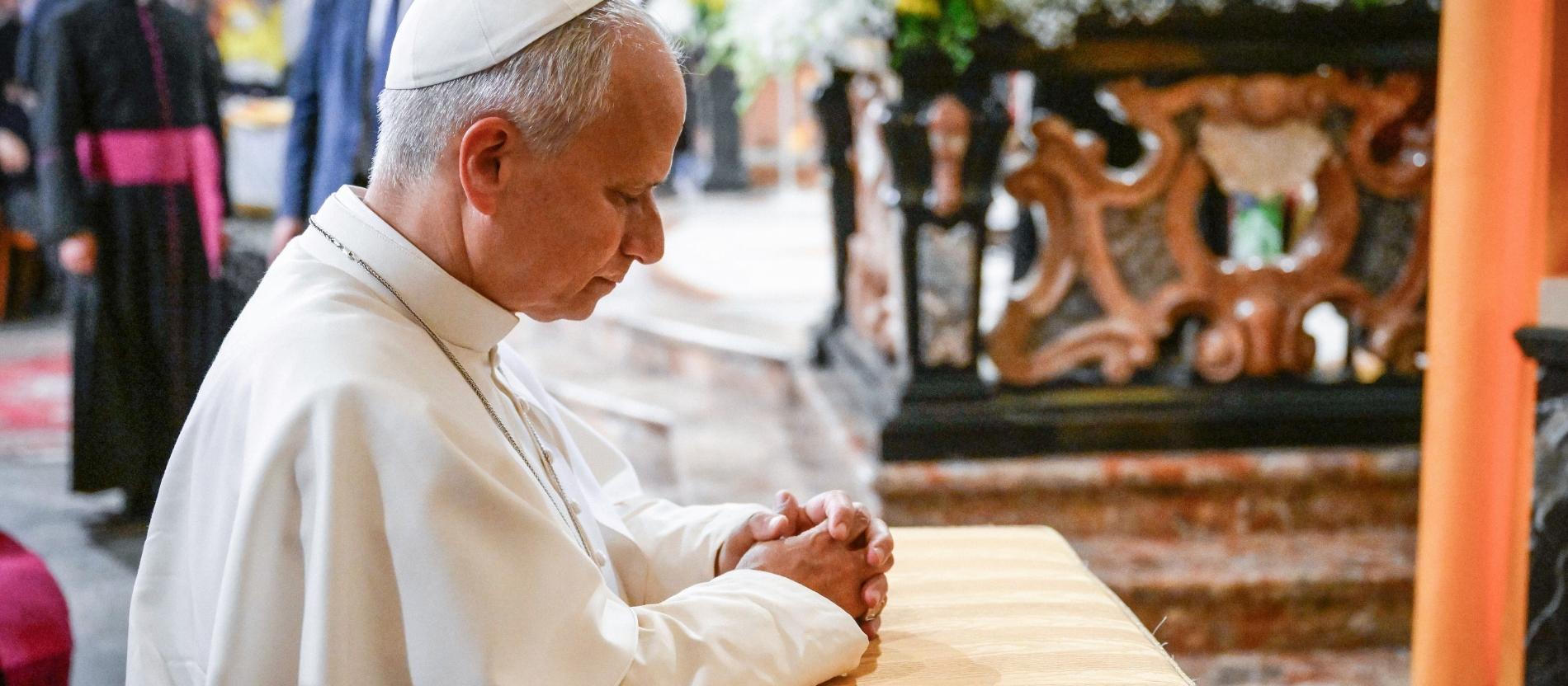 Papst Leo XIV. betet