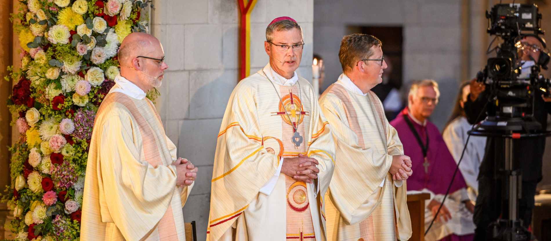 Bischof Heiner Wilmer (m.) bei seiner Amtseinführung zum Bischof von Münster am 21. Juni 2026 im Paulusdom in Münster.