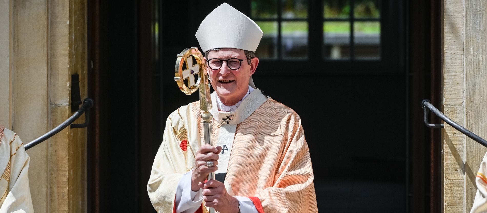 Kardinal Rainer Maria Woelki mit Mitra und Hirtenstab bei einem Gottesdienst