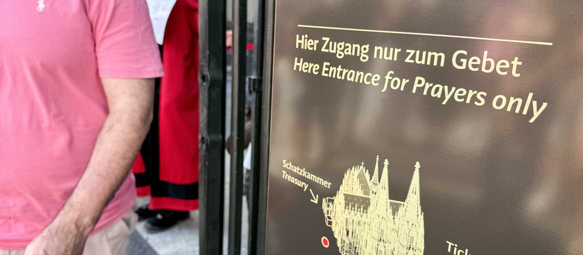 Hinweisschild vor dem Kölner Dom