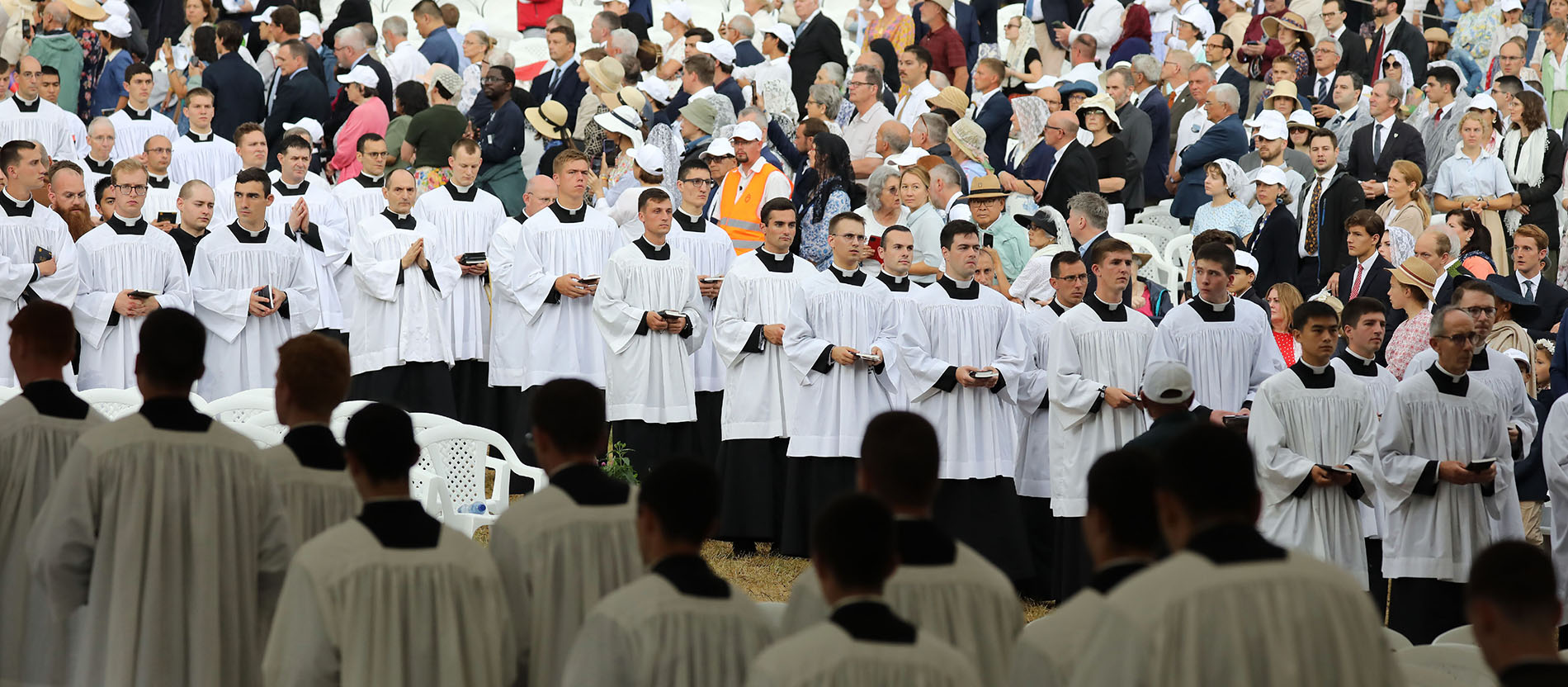 Geistliche der Priesterbruderschaft Sankt Pius X. bei einem Gottesdienst mit Bischofsweihe am 1. Juli 2026 in Econe (Schweiz).