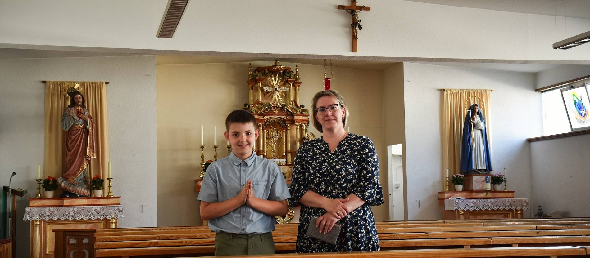 Maria Pögl und ihr Sohn Georg in der Kapelle der Piusbruderschaft