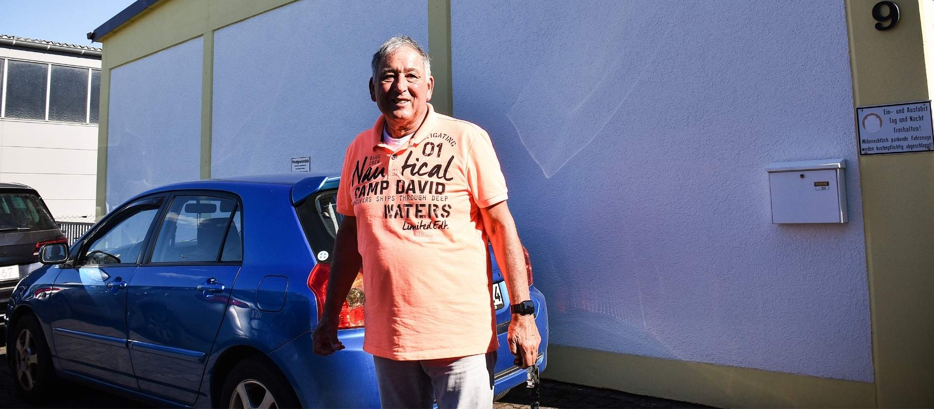 Günther Viertel vor der Kapelle "Mutter vom großen Sieg" der Piusbruderschaft