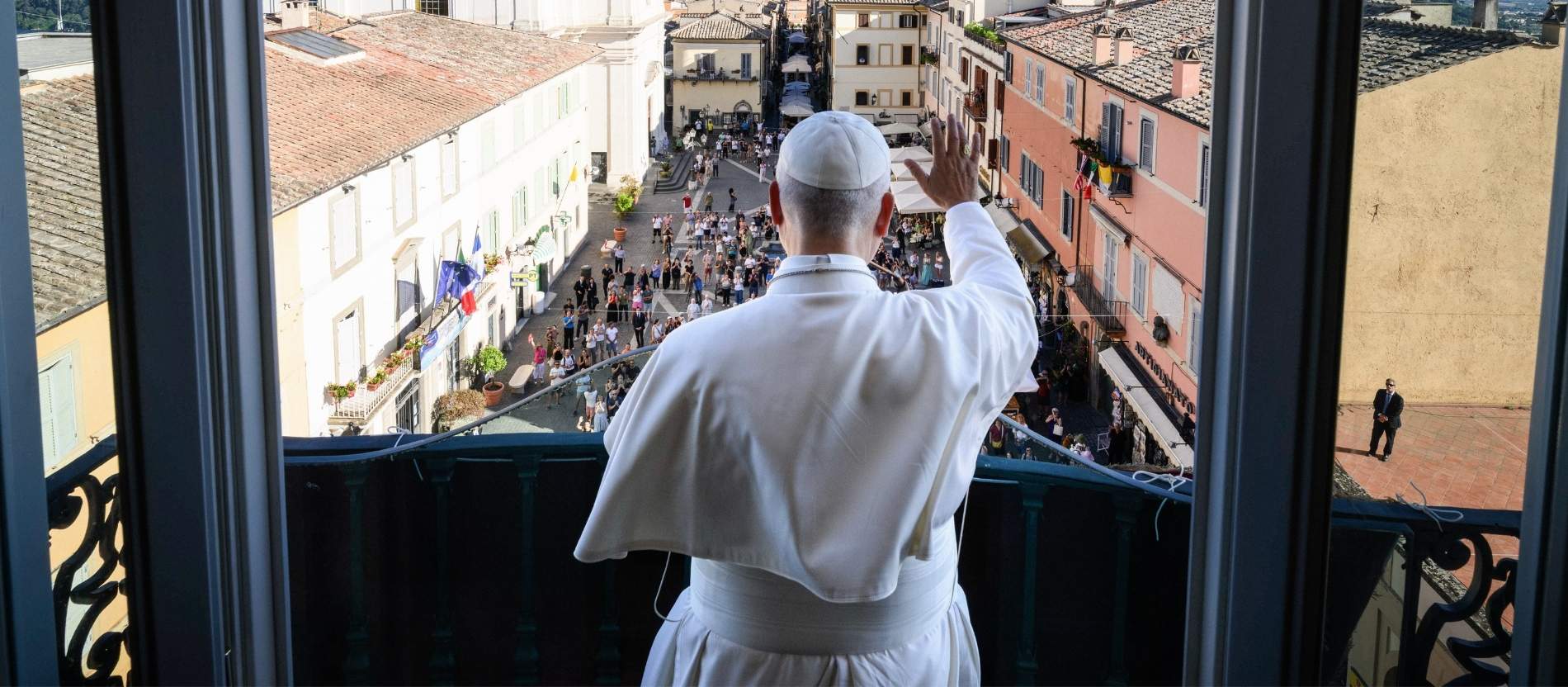 Papst Leo XIV. begrüßt die Menschen vom Balkon des Apostolischen Palastes in Castel Gandolfo