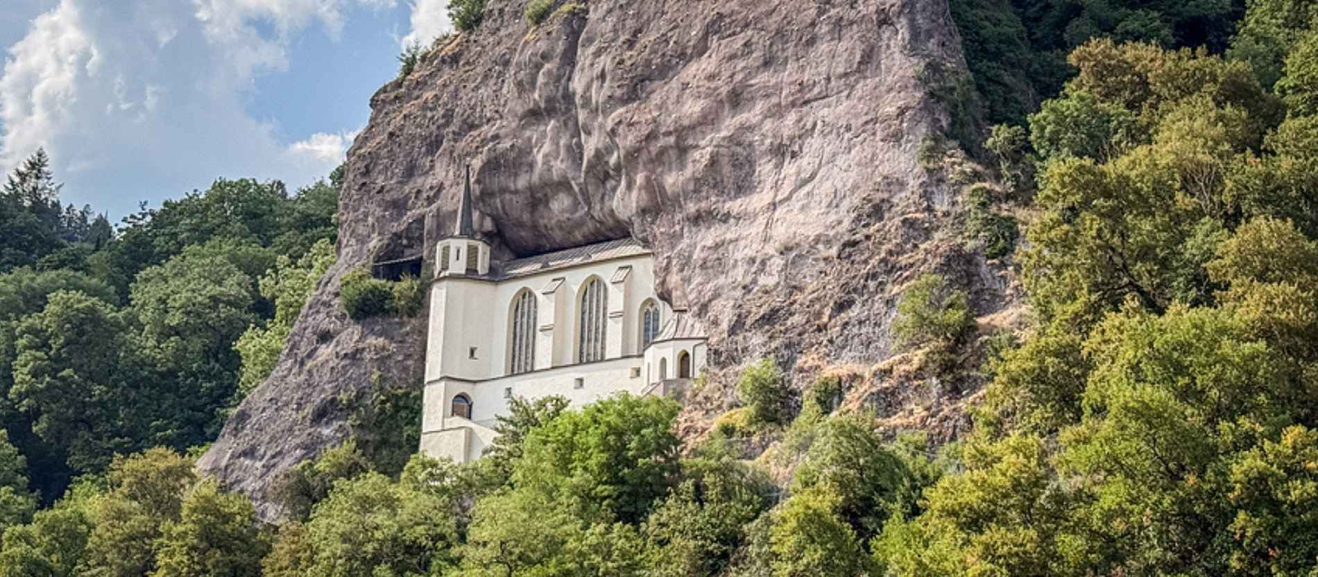 Mitten im Fels steht die weiße Kirche in Idar-Oberstein. 