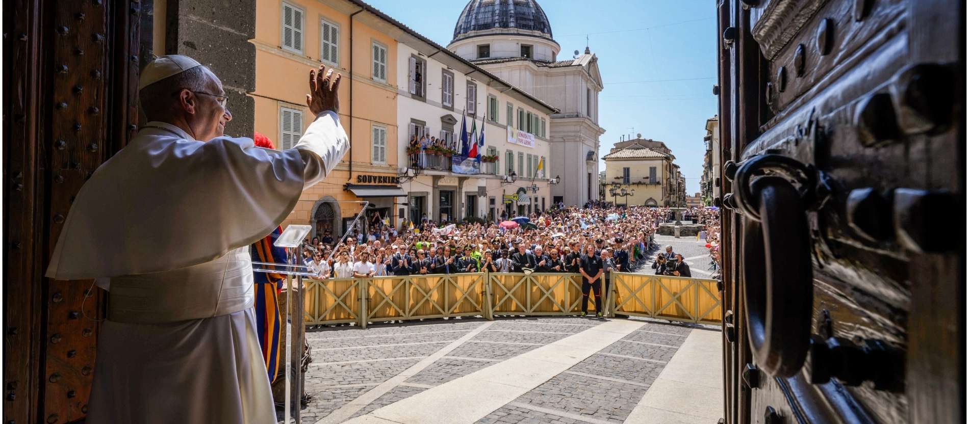 Papst Leo XIV. steht am Eingang zum Apostolischen Palast in Castel Gandolfo und winkt den Gläubigen 