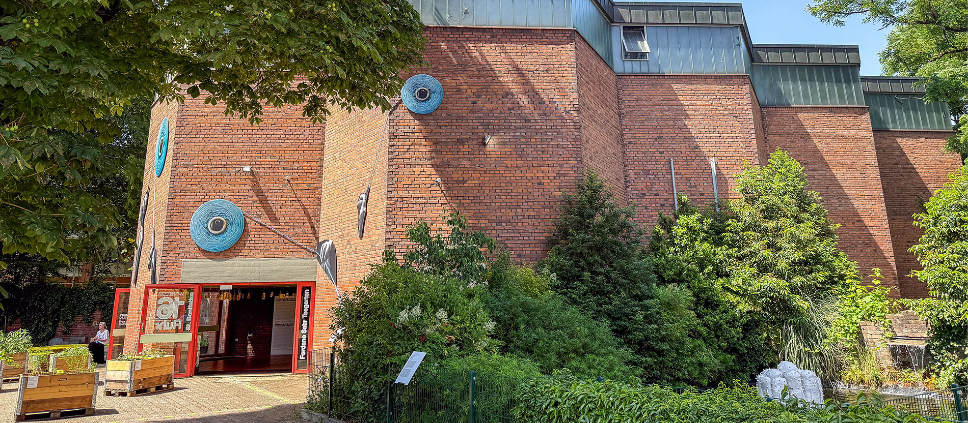 Die ehemalige Kirche Sankt Bonifatius in Gelsenkirchen-Erle gehört inzwischen einem örtlichen Bäcker.