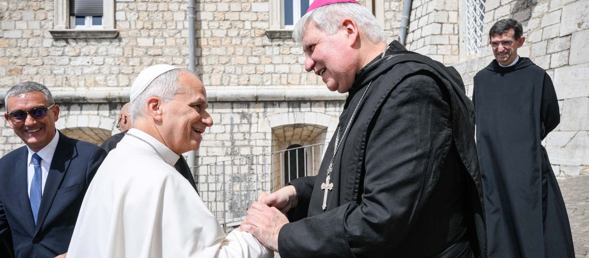 Papst Leo XIV. wird begrüßt von Antonio Luca Fallica, Abt der Benediktinerabtei von Montecassino.