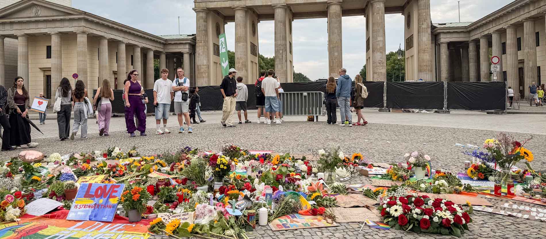 Trauer am Brandenburger Tor in Berlin