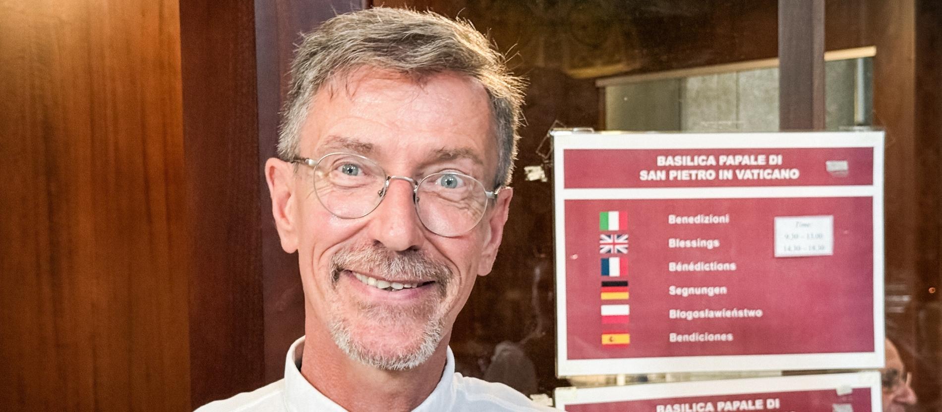 Der Priester Ludwig Kröger steht vor einem 