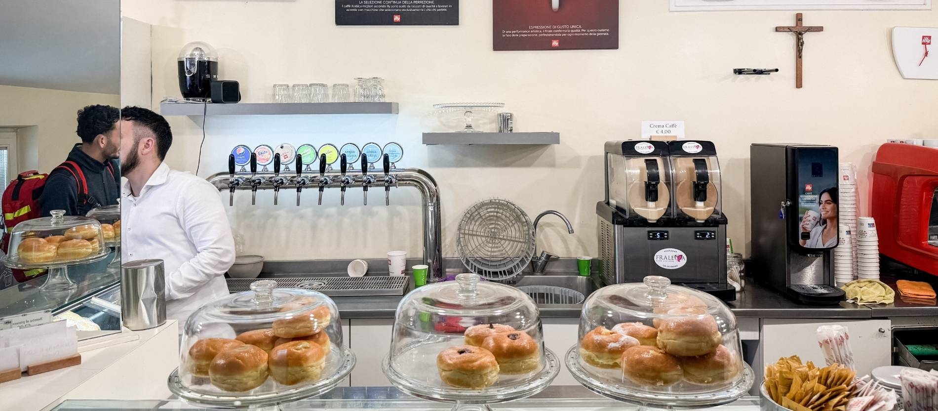 Foto der Bar auf dem Dach des Petersdoms mit Zapfhähnen und Kaffeemaschinen