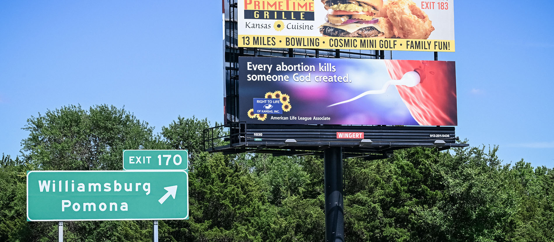Plakate machen Werbung für Hamburger und gegen Abtreibung, am 11. Juli 2026 in der Nähe von Williamsburg (USA).