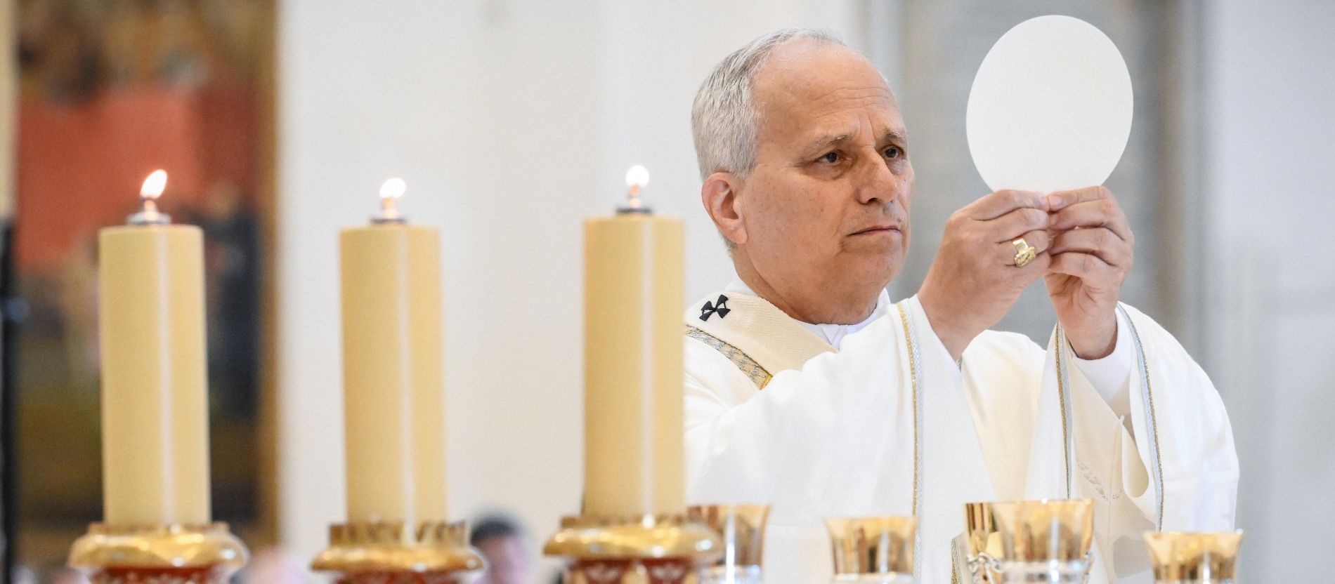 Papst Leo hebt die Zelebrantenhostie bei einer Eucharistiefeier in die Höhe