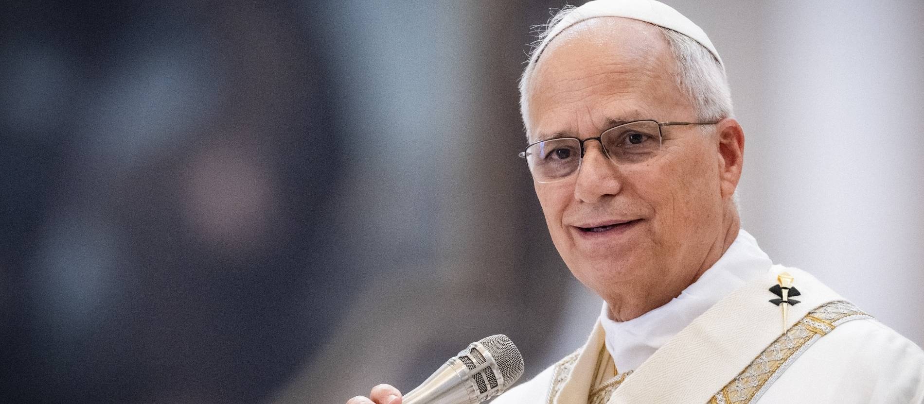 Papst Leo XIV. spricht bei einem Gottesdienst in ein Mikrofon