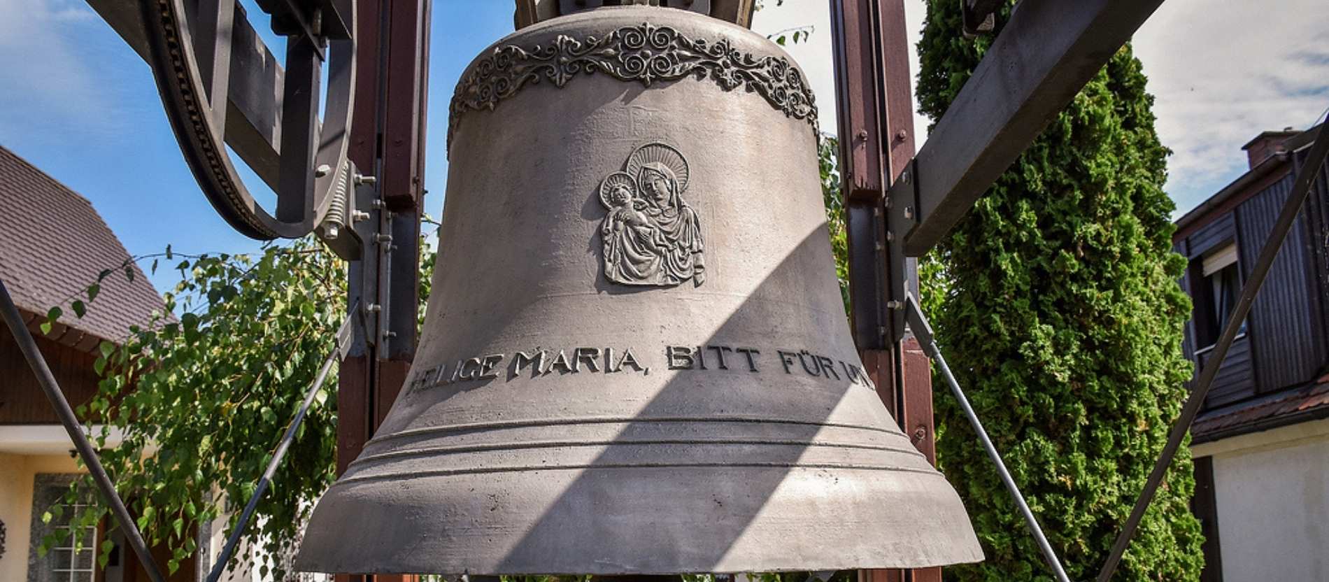 "Heilige Maria, bitte für uns" steht auf der Glocke.