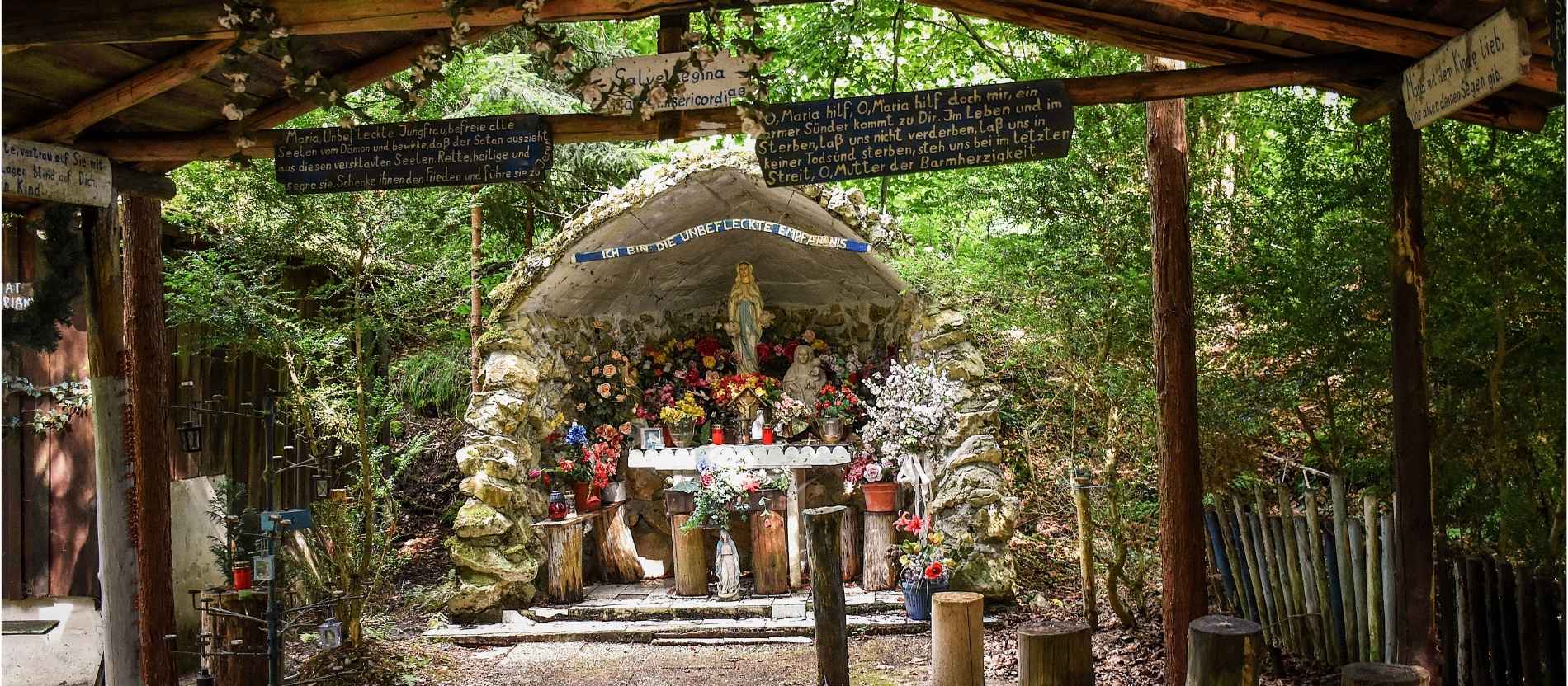 Kleine Kapelle mit Grotte in der Einsiedelei Mariental
