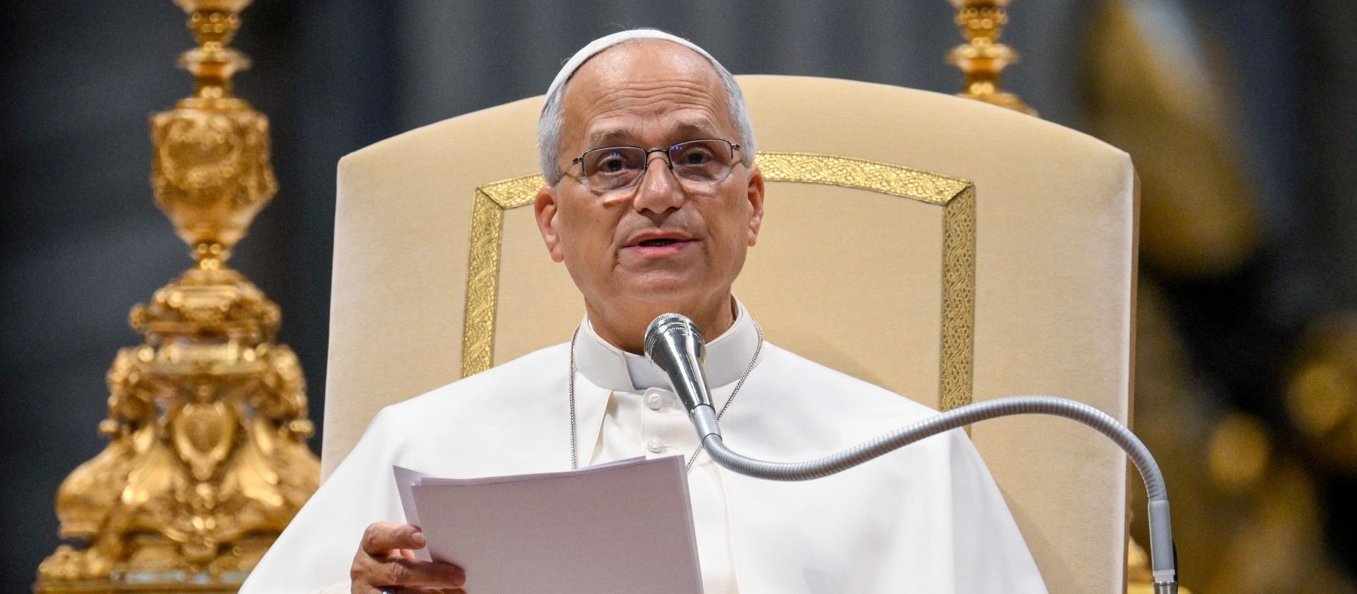 Papst Leo XIV. spricht bei einer Generalaudienz in ein Mikrofon