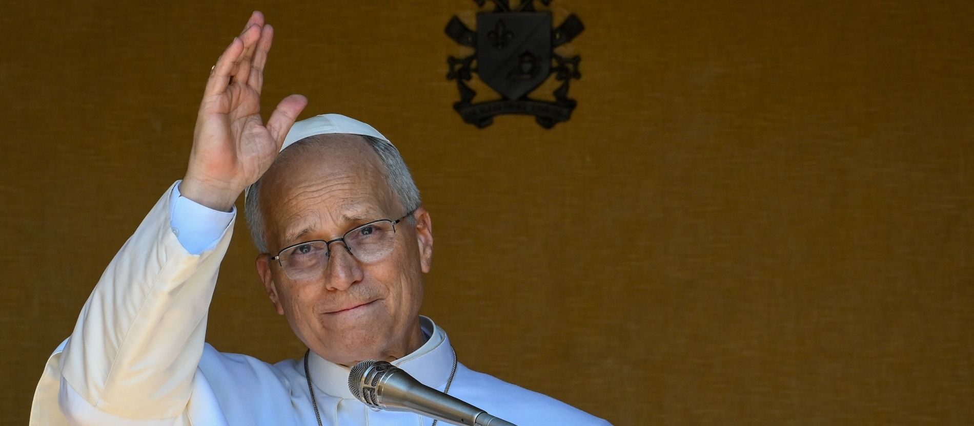 Papst Leo macht das Kreuzzeichen beim Angelus-Gebet in Castel Gandolfo