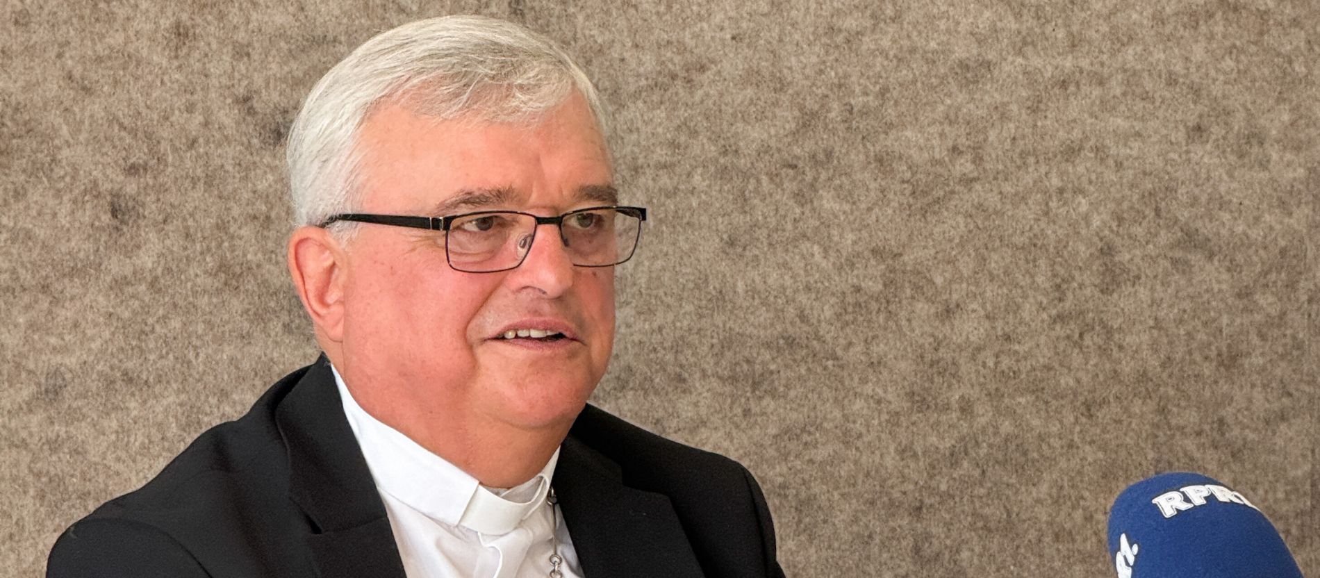 Bischof Karl-Heinz Wiesemann spricht auf der Pressekonferenz zu seinem Rücktritt als Bischof von Speyer