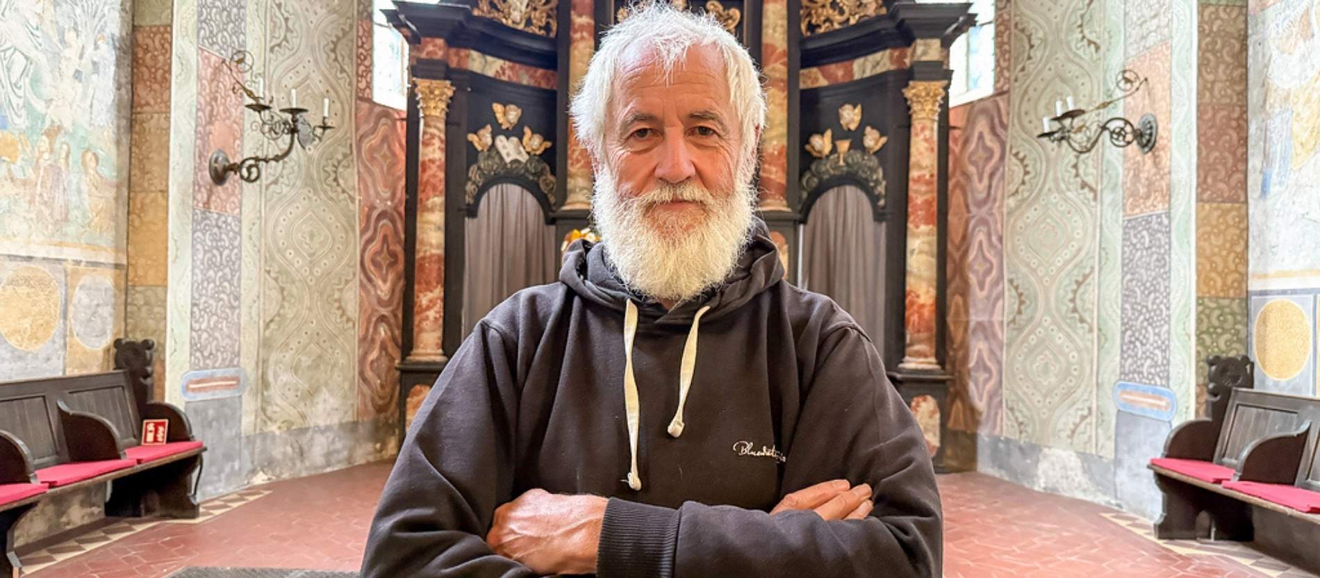 Frank Thomas steht in einer Kirche. 