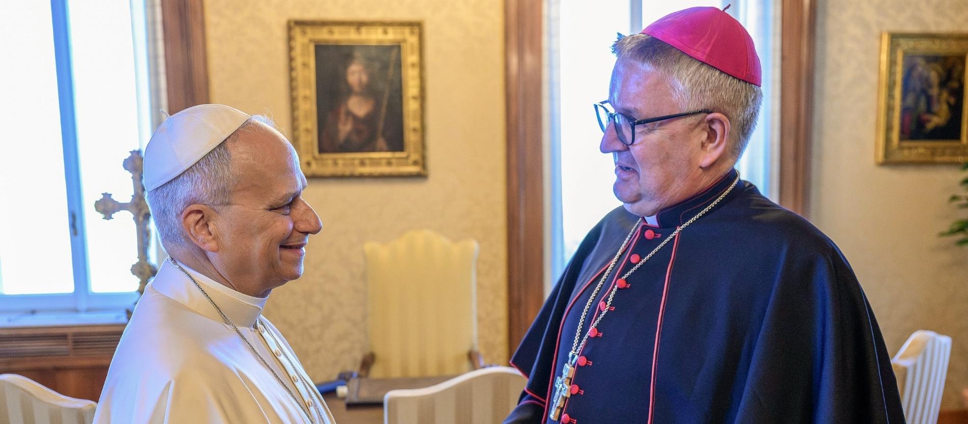 Papst Leo XIV. begrüßt Bischof Peter Kohlgraf