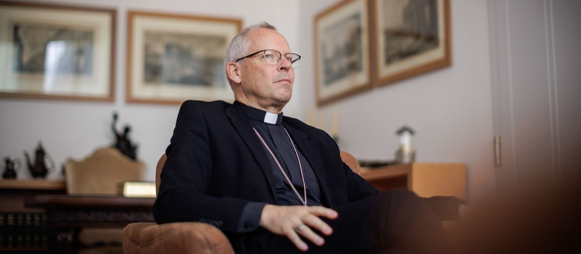 Der Apostolische Nuntius in Deutschland, Erzbischof Hubertus van Megen, lauscht bei einem Gespräch